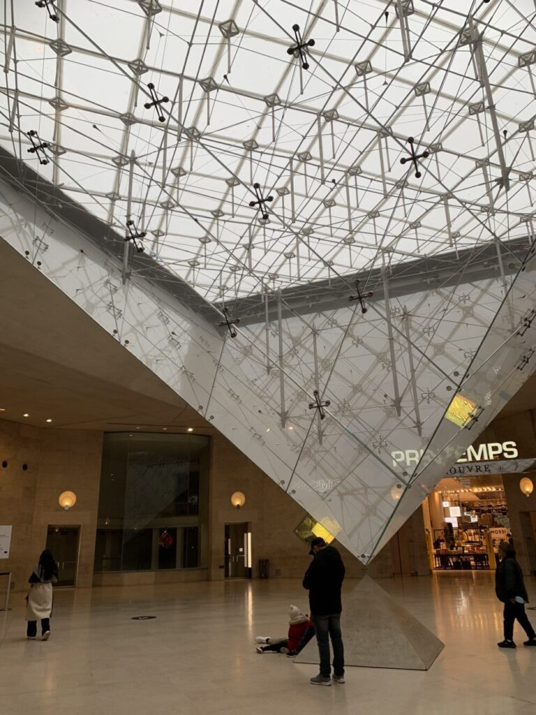 ルーブル美術館　ピラミッド